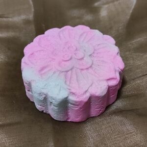 Lush Snowy Mooncake Bubble Bar